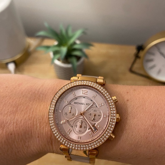 Micheal Kors Rose Gold Watch - Picture 1 of 5